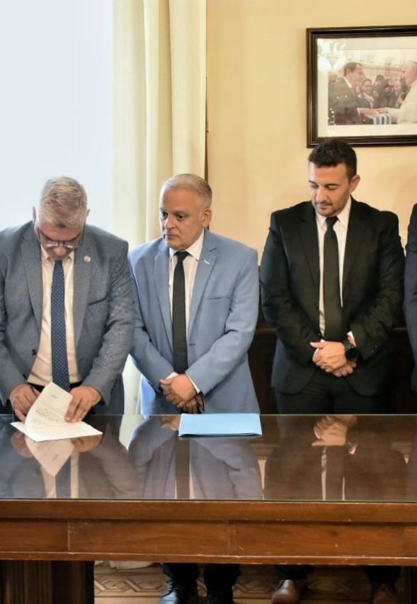 Firma de un acuerdo con autoridades provinciales