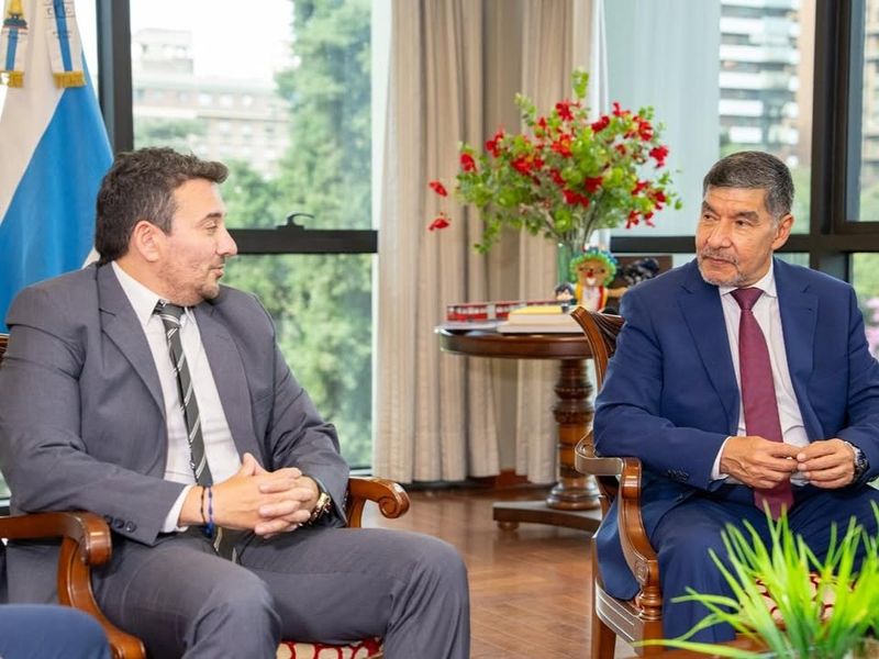 Reunión de trabajo en un despacho oficial