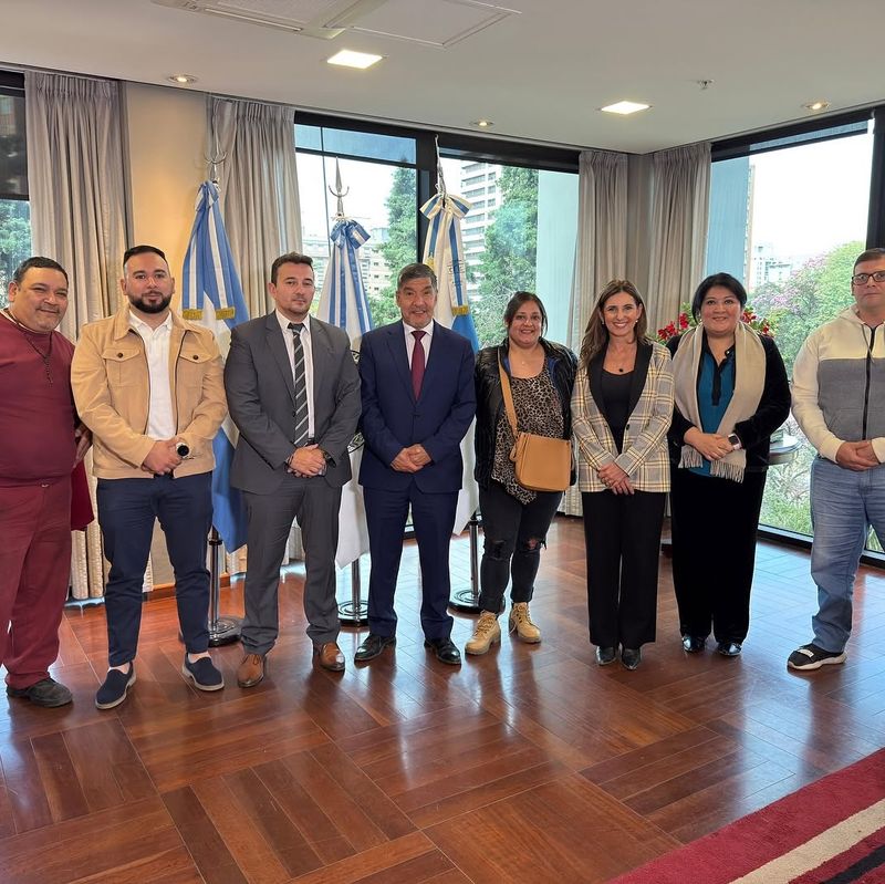 Integrantes del Centro junto a autoridades en un despacho oficial