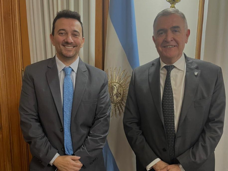 El Centro con el gobernador de Tucumán, junto a la bandera argentina