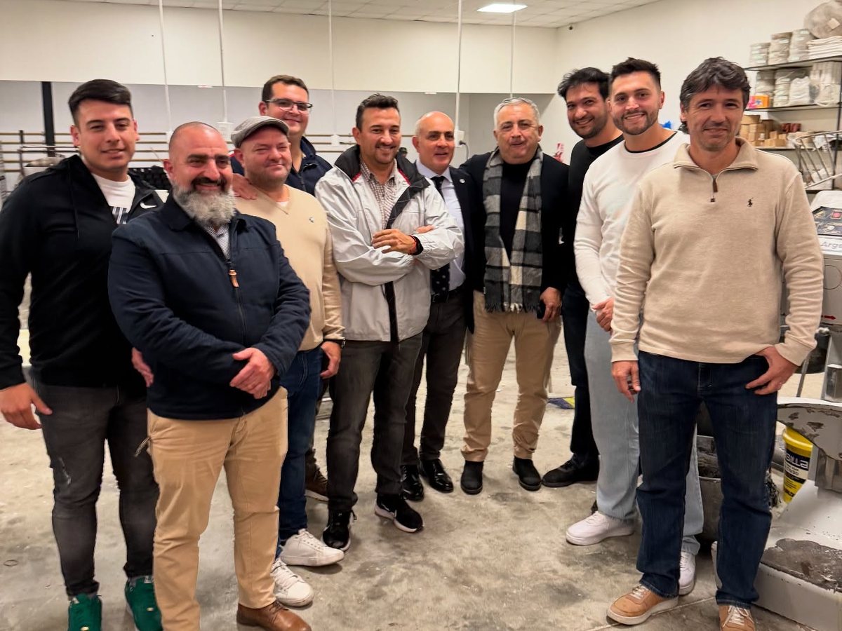 Comisión directiva del Centro en la inauguración del obrador de La Estrella