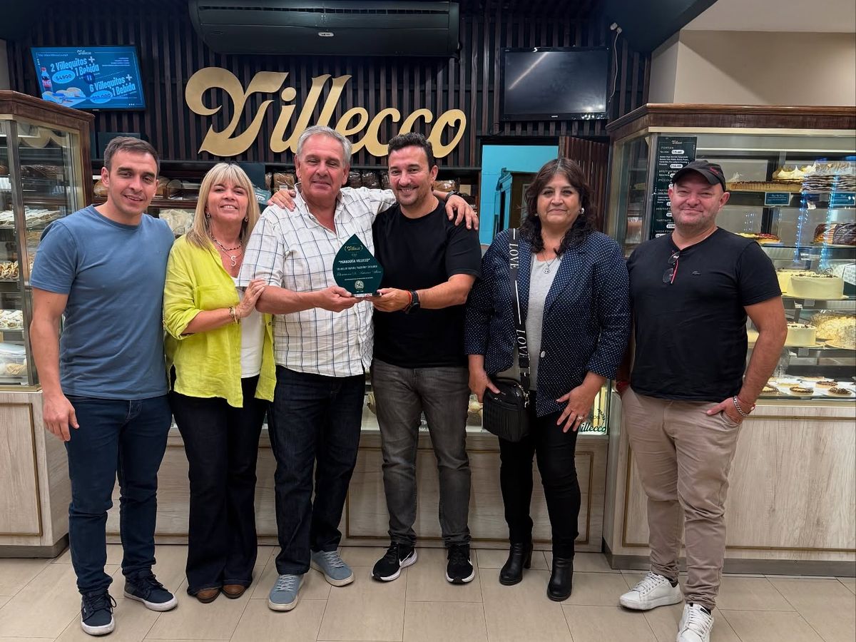 Entrega de un reconocimiento en la Panadería Villecco